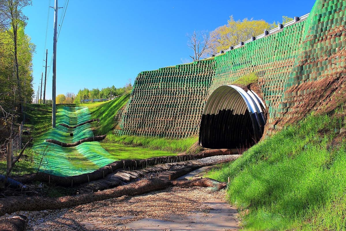Green fascia for new roadways using StrataGrid® Geogrids and StrataWeb® Geocells