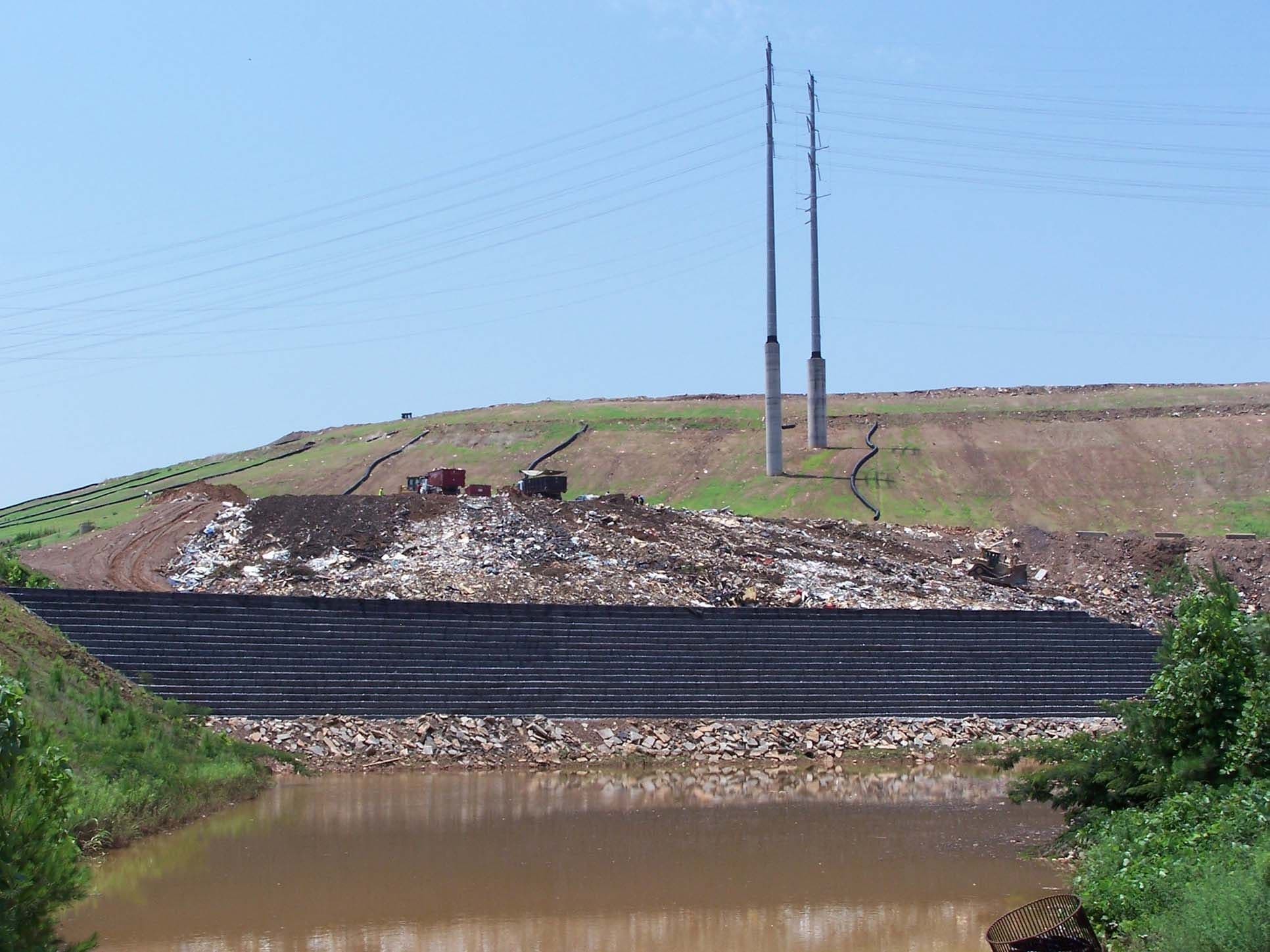 Reinforced soil structure for landfills with StrataSlope® System
