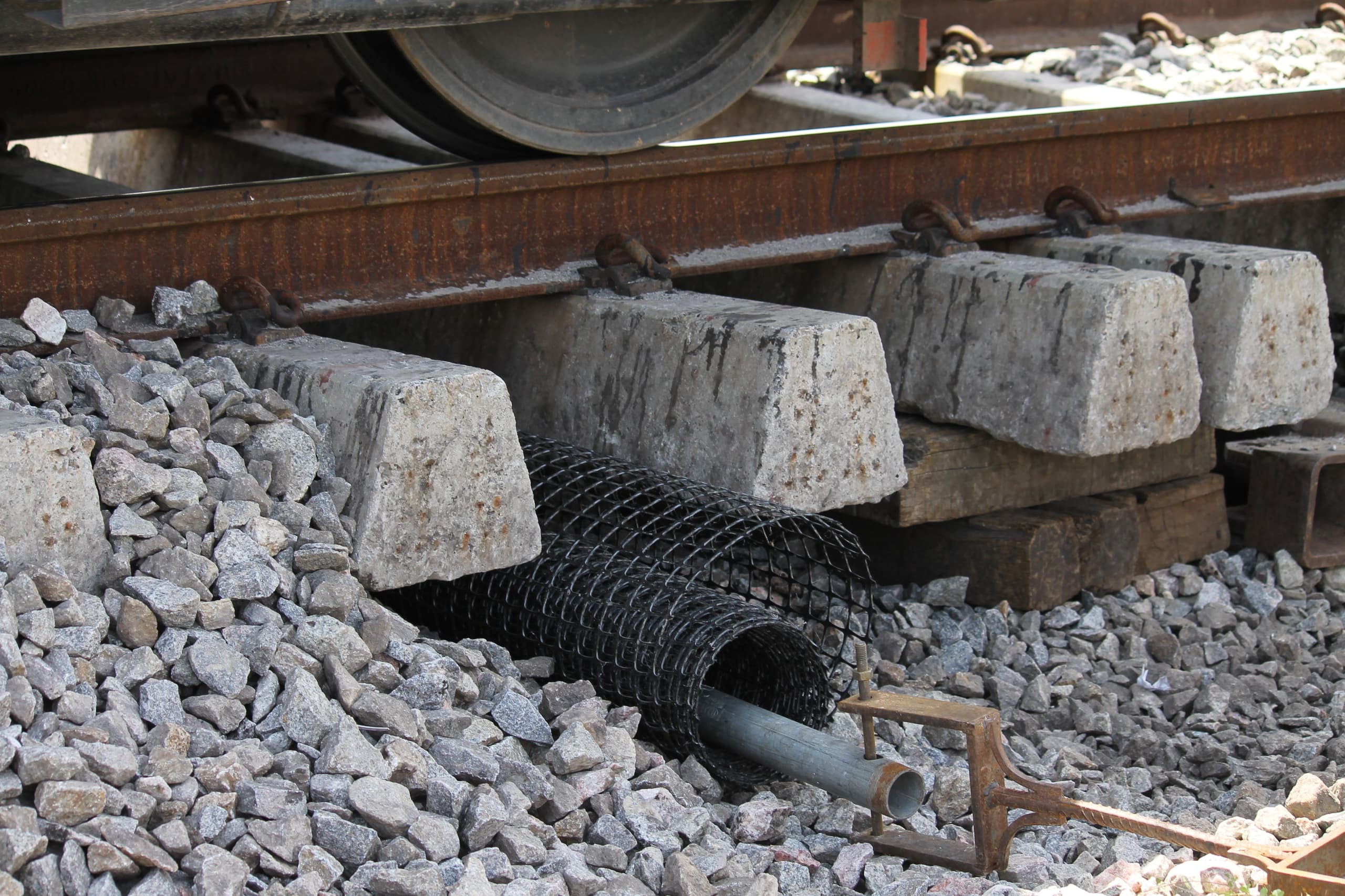StrataGrid Uniaxial Geogrid installation