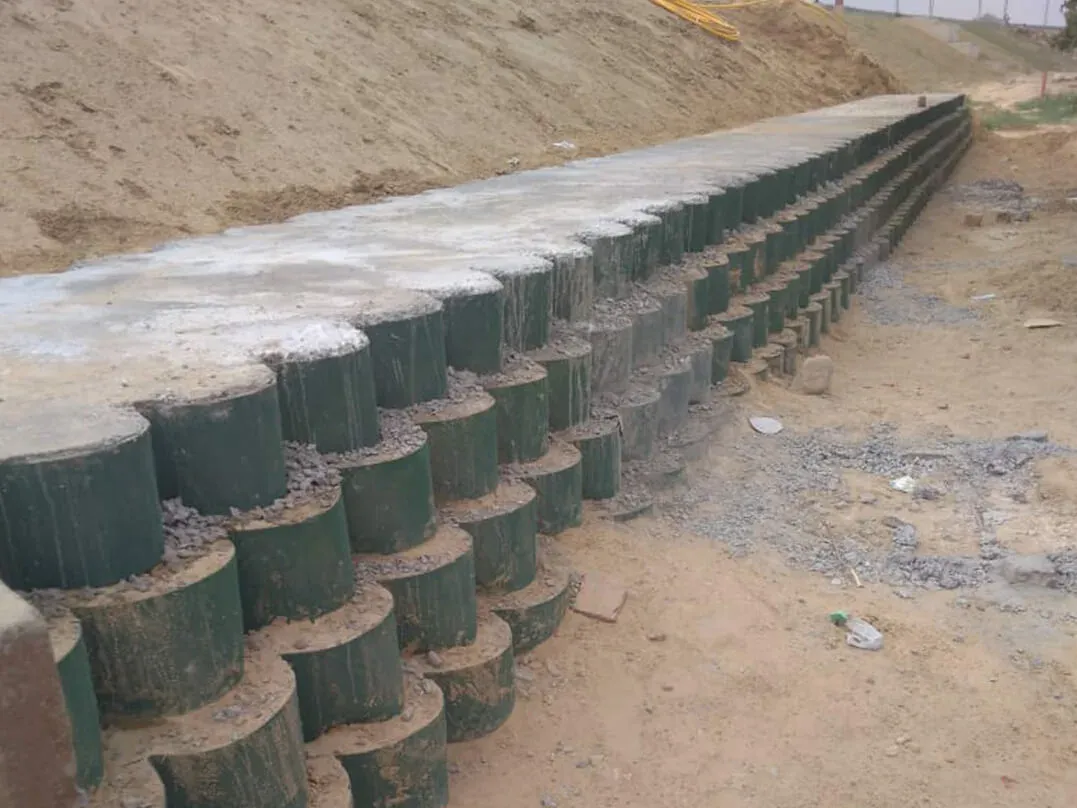 Customized gravity walls for piecemeal construction using StrataWeb®