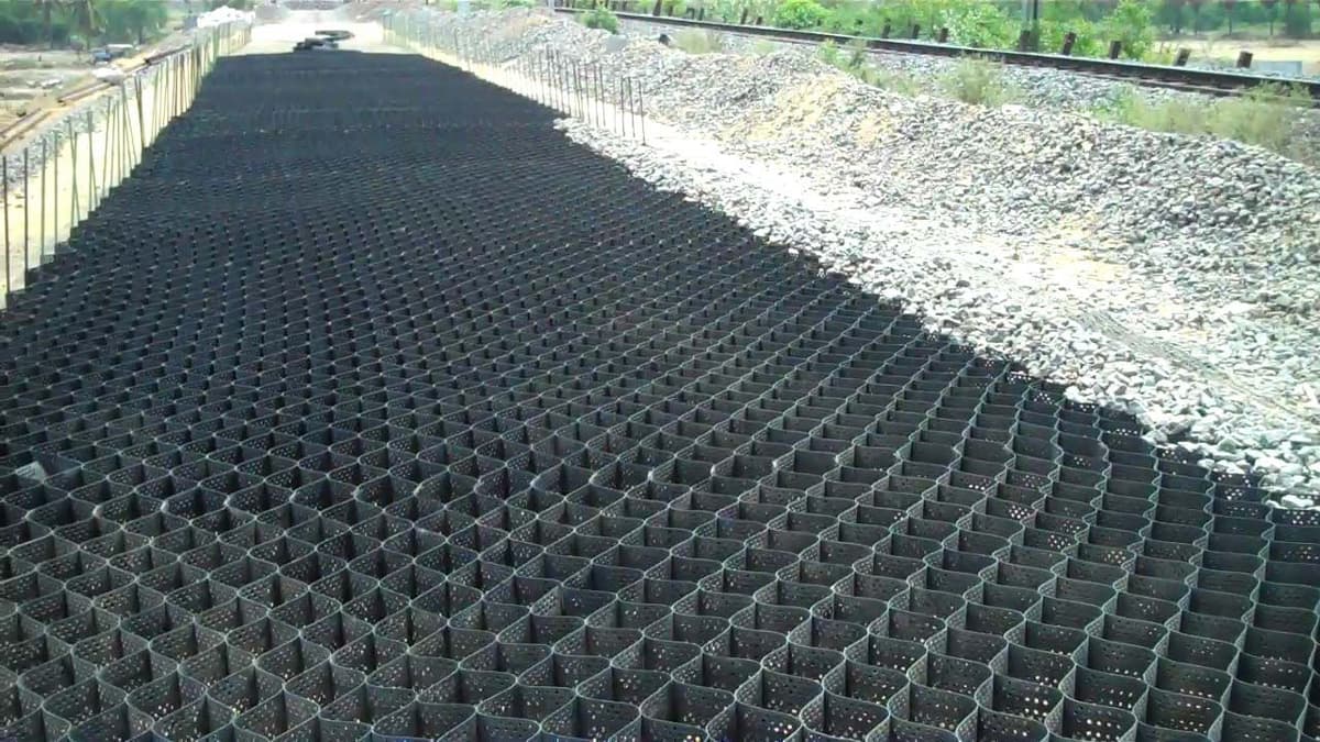 StrataWeb® geocells strengthens bridge approaches to rail bridge near abutment