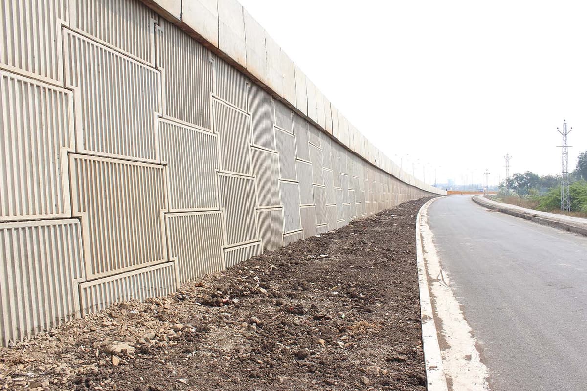 Reinforced Soil (RS) wall system using StrataGrid™ and StrataWall™ system on Pune- Solapur Highway