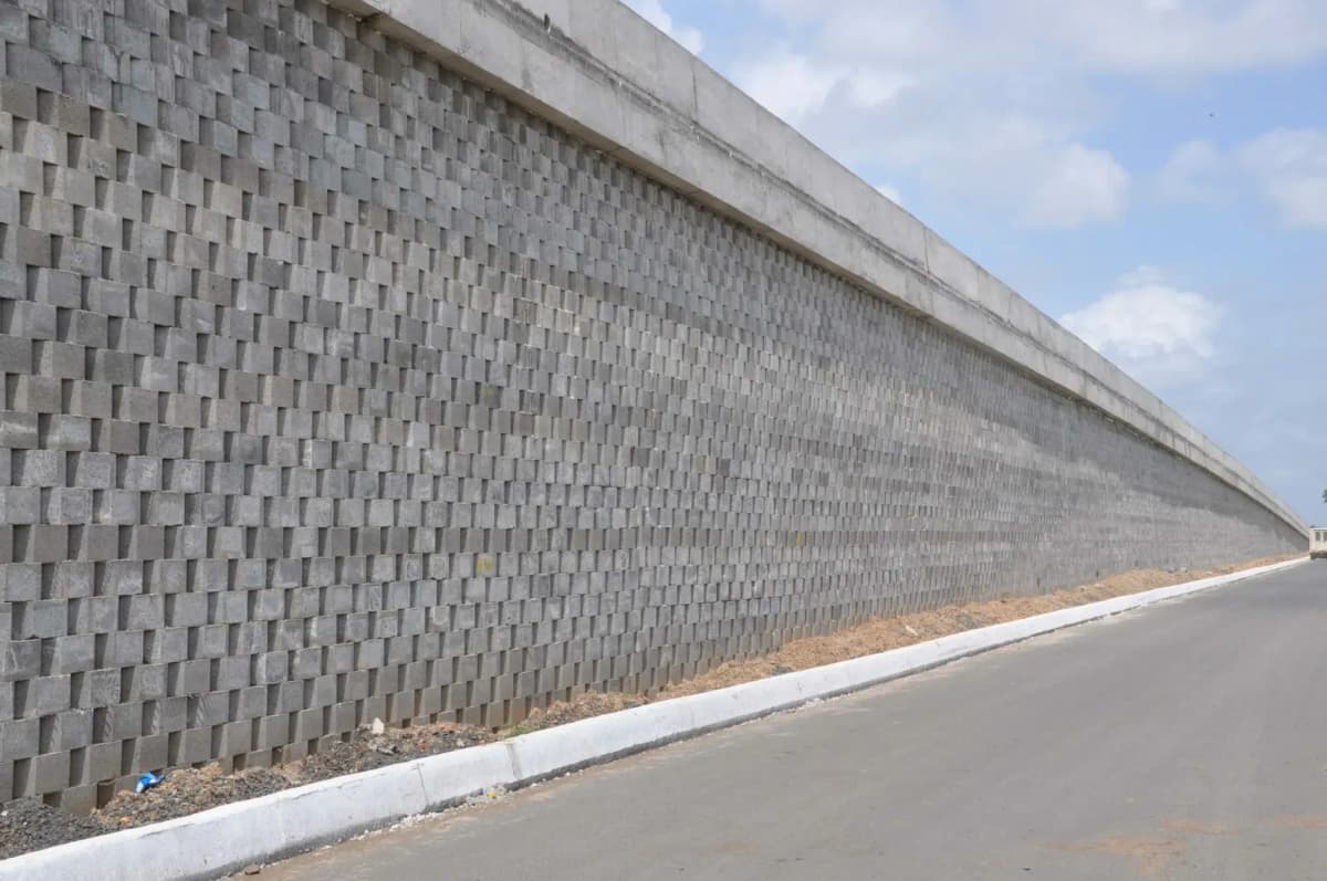 Construction of the largest reinforced soil wall project using StrataBlock® systems and StrataGrid® geogrids