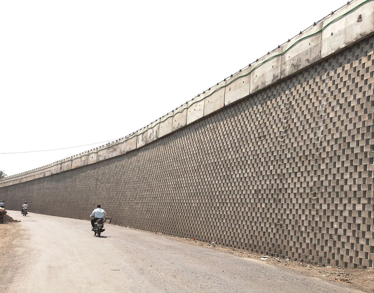 Strata sets new benchmark in RS Wall construction on highways using StrataGrid® geogrids and StrataBlock® systems