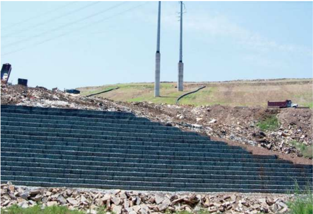 Progressive construction of reinforced soil slope using geosynthetics