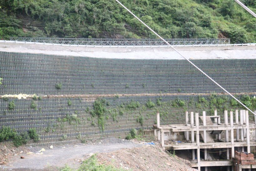 Retaining walls using StrataGlobal StrataWeb® geocells to stabilize steep slopes